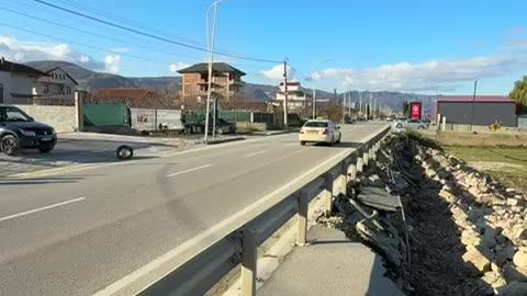 U inaugurua në shtator/ Shembje masive e rrugës në aksin Pogradec-Qafë Plloçë