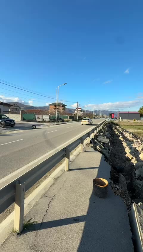 U inaugurua në shtator/ Shembje masive e rrugës në aksin Pogradec-Qafë Plloçë