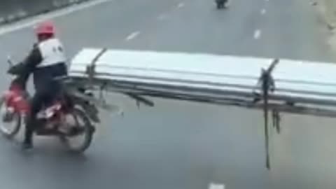 - **"بائیک چھوٹی، چادریں بڑی... لیکن ہمت تو دیکھو بندے کی!"**