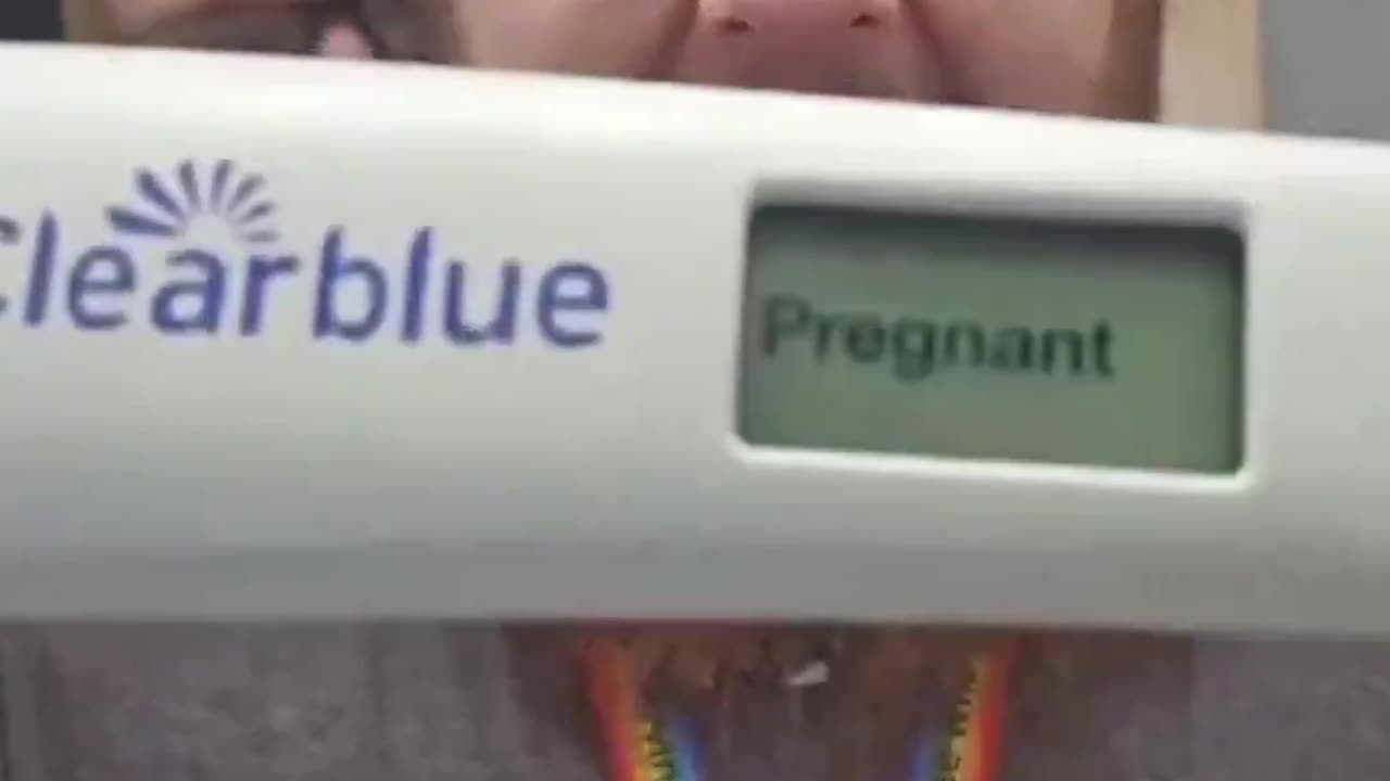Homosexual couple pretends to be pregnant.