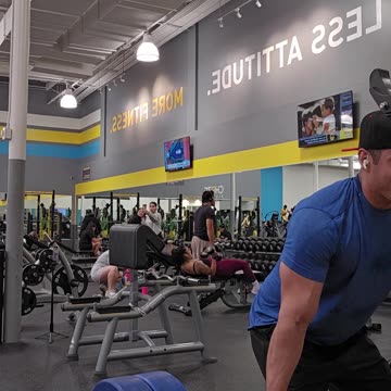 Over hand back hand Barbell Shrugs #lafitness #chuzefitness #planetfitness #preworkout #protein