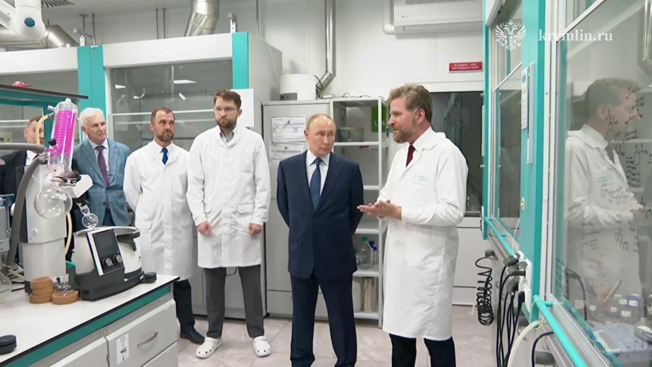 Владимир Путин прибыл в лабораторный комплекс научно-
