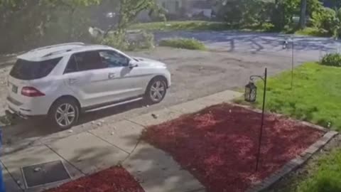 Explota camión en Illinois, EE.UU., y daña varias viviendas