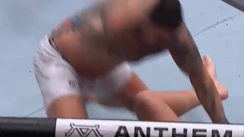 England's Own 🏴󠁧󠁢󠁥󠁮󠁧󠁿 Tom Aspinall became a UFC champ in 69 seconds with this KO 😮‍💨 🏆
