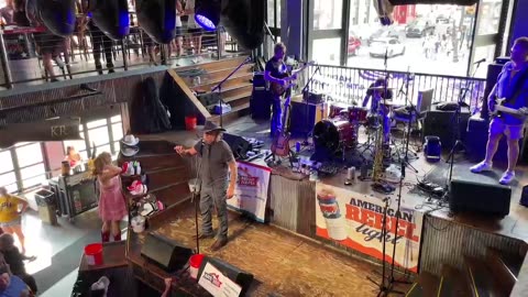 NASHVILLE TN LIVE BROADWAY STREET / PEOPLE WATCHING / BANDS WATCHING / BARS