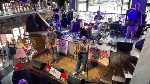 NASHVILLE TN LIVE BROADWAY STREET / PEOPLE WATCHING / BANDS WATCHING / BARS