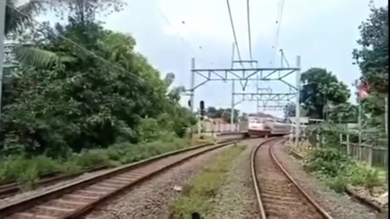 Let me take a video of the train while standing on the tracks.🤯