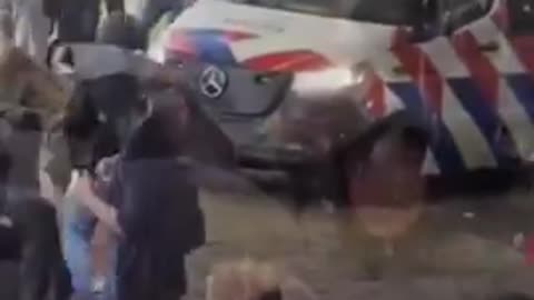 Dutch nationalists smash traitor liberal cops