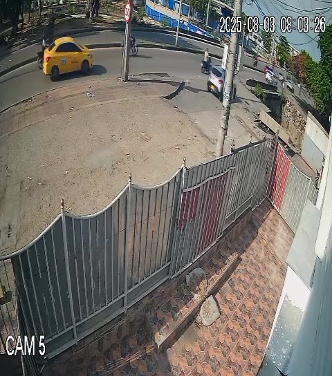 Carro cayó en caño de Cartagena