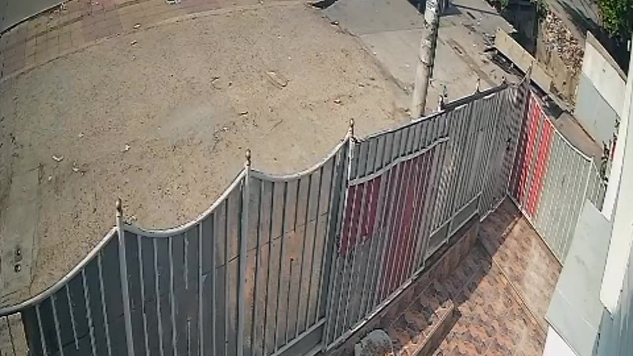 Carro cayó en caño de Cartagena
