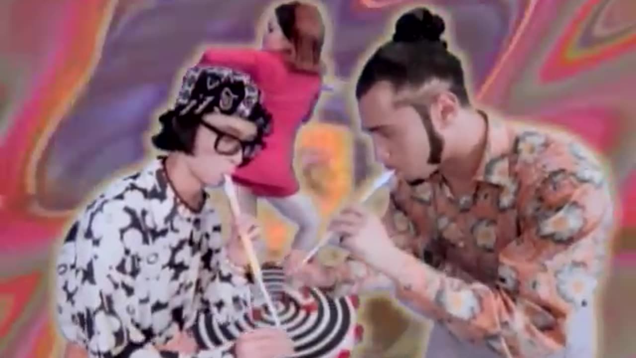 Deee-Lite - Groove Is In The Heart (Official Video)