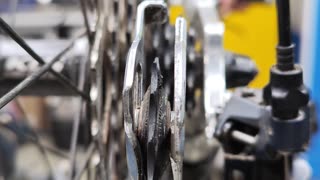 The precise operation of the bicycle shifter