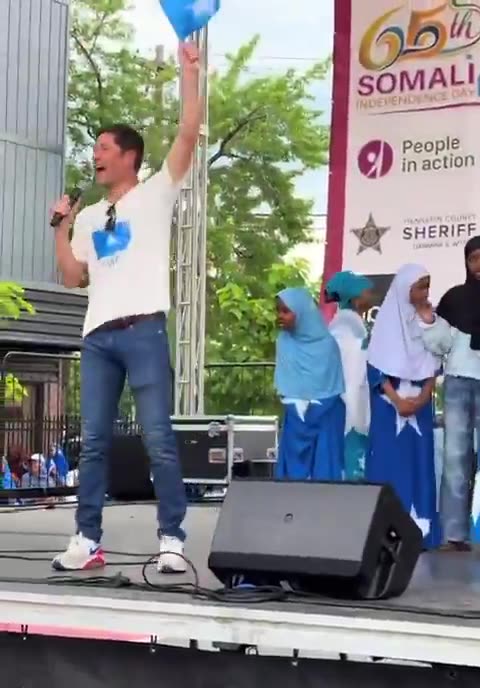 Mayor Jacob Frey speaks Somali to the crowd in Minneapolis