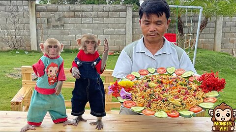 A happy week of YiYi and YinYin to make cakes with grandpa