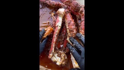 Crackin' Crab Legs: ASMR Feast with Garlic Butter Dip! 🦀🔥 #shorts #asmr #FoodViral #fyp #foodie