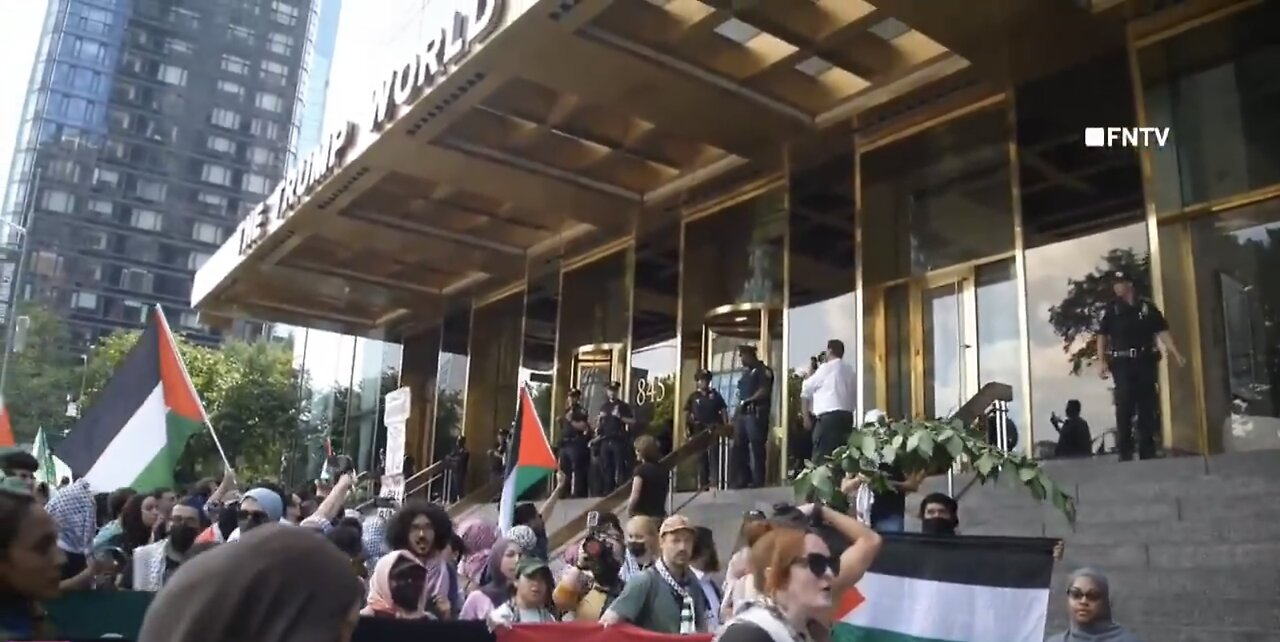 PRO-HAMAS AGITATORS BLOCK👩‍🎤🌆🧟‍♂️📸TRUMP TOWER ENTRANCE IN NEW YORK🏙️🧟‍♀️👨‍🎤💫