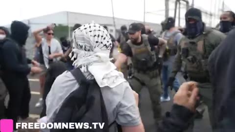 GET SOME ✊ ICE agents RUSH Protesters en masse with tazers after they try to rush Gates 🗽🇺🇲🔥💥
