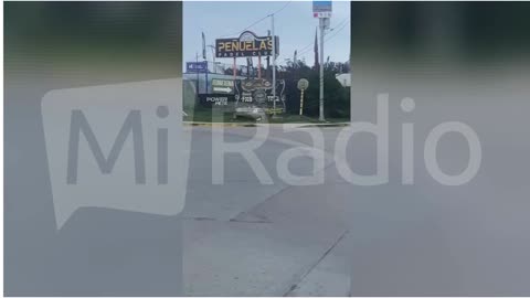 Conductora ebria impacta contra poste de luz