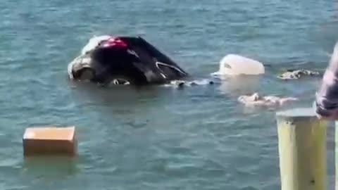 Video: personas arriesgan su vida para rescatar a conductor a punto de ahogarse