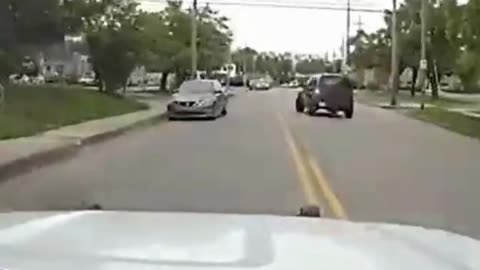 Coche policial choca mientras acude a un tiroteo en Ohio