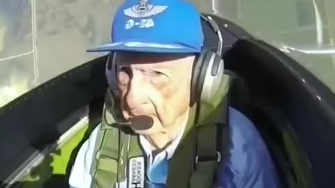Normal people vs Old Pilot 🇺🇸😃