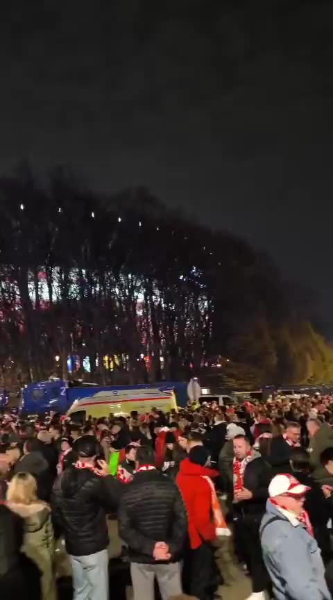 Mecz się zaczął a kibice pod stadionem, nie chcą ich wpuścić