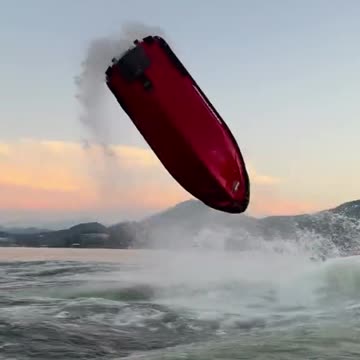 Too close for comfort! (via@extremeofficial)