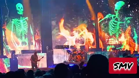 #ShittyMillennialVideos 📱📹🎬 Mastodon 🐘 - Naked Burn 😍🔥 @ ShoWare Center Kent, WA 08/17/2024