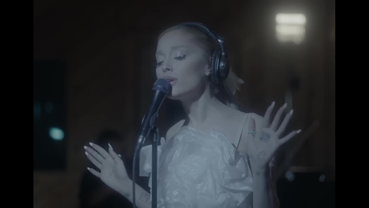 Ariana Grande - Santa Tell Me (live version)