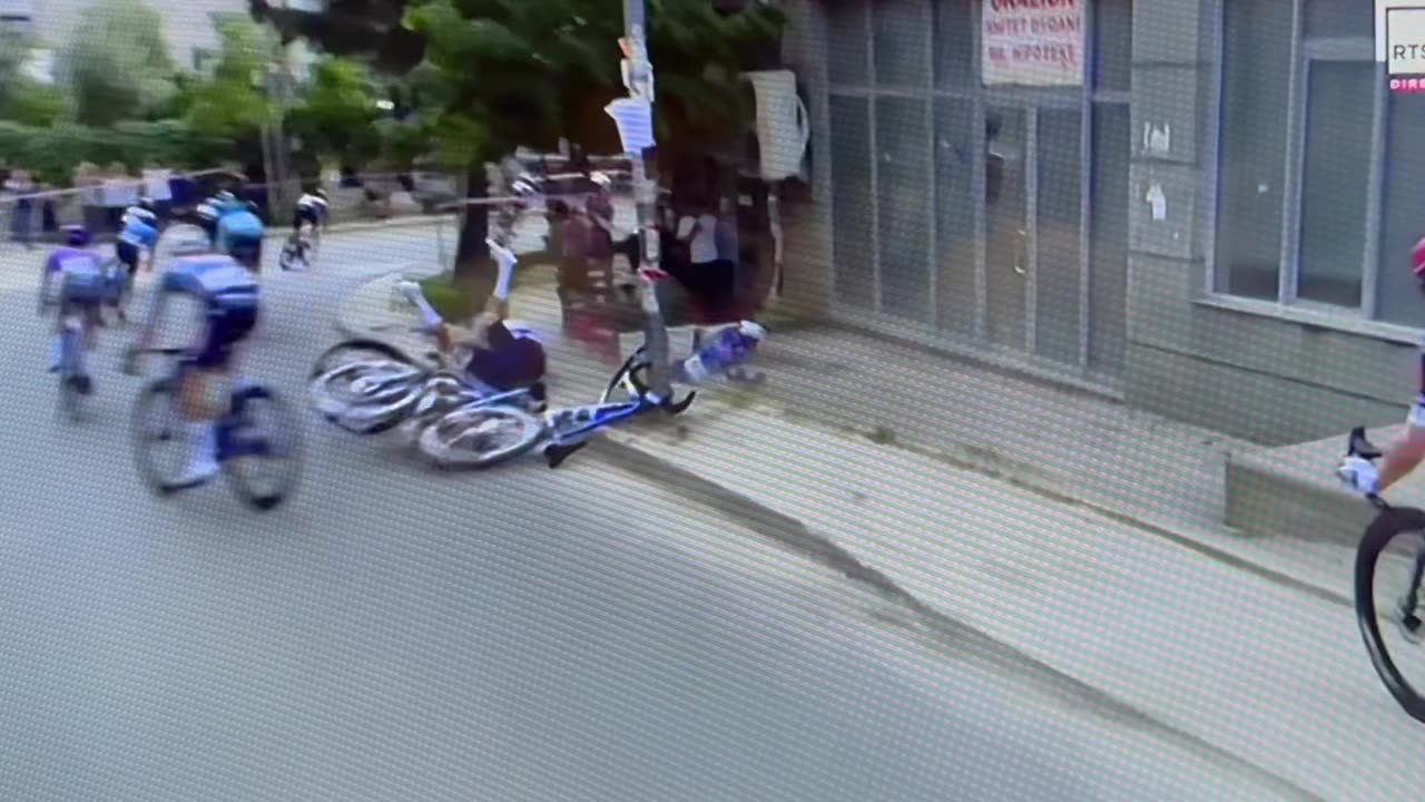 Giro d’Italia/ Aksidentohen 3 çiklistë në zonën e Freskut