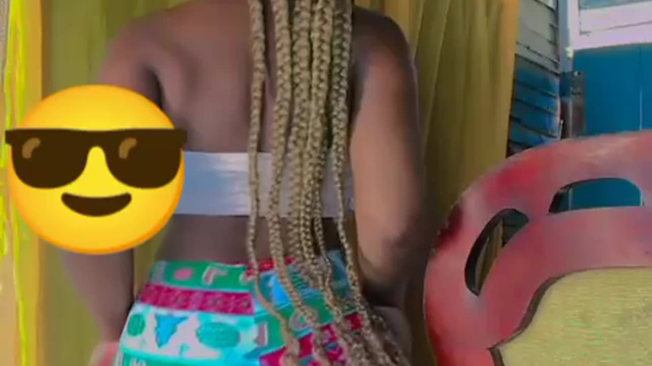 Busty Twerking Kitty Bouncing Her Big Butt.