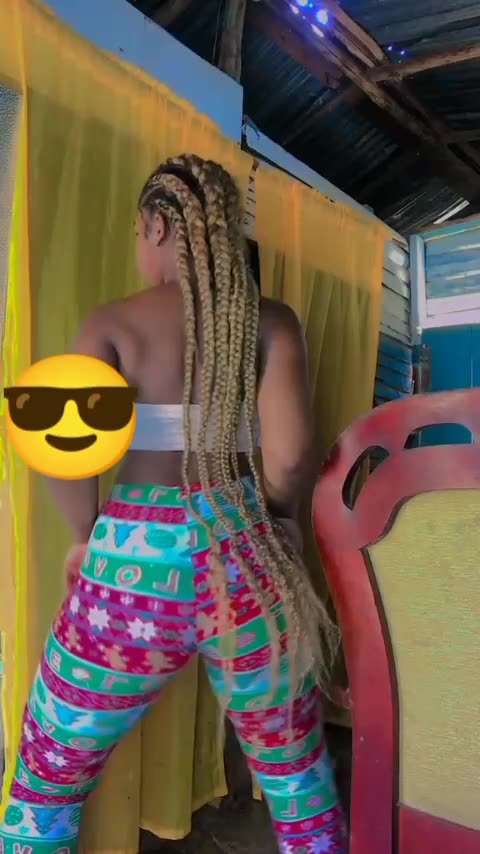 Busty Twerking Kitty Bouncing Her Big Butt.