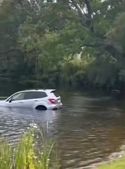 NOSEY NANCY LOSES SUV 🚙 IN ATTEMPT TO FILM AND SHAME ICE AGENTS