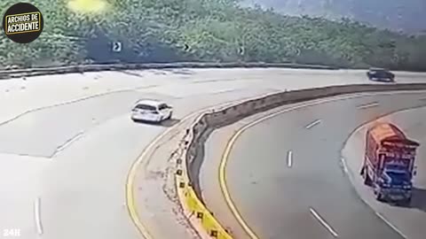 135 Impactantes Accidentes de Coche 2025: Imprudencias al Volante Captadas en Cámara