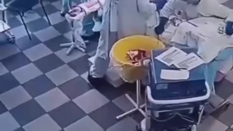 Rusi, mjekët në sallën e operacionit gjatë tërmetit 8.8 ballë