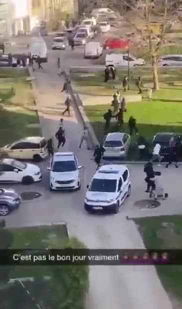 French police attacked and forced to flee after entering an Islamist no-go zone in Paris