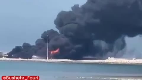 🇮🇷🇮🇱A massive fire breaks out in Iran's Deir port in Bushehr after Israeli bombing