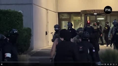 Breaking: Cảnh sát liên bang đã thực hiện một số vụ bắt giữ bên ngoài tòa nhà liên bang ở Eugene.