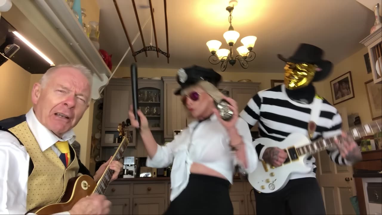 Toyah & Robert's Sunday Lunch - Breaking The Law [IzIz8utU1xU]