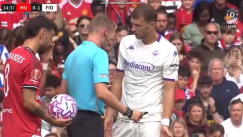 United fans booed Dzeko in friendly match with Fiorentina, they haven't forgotten him