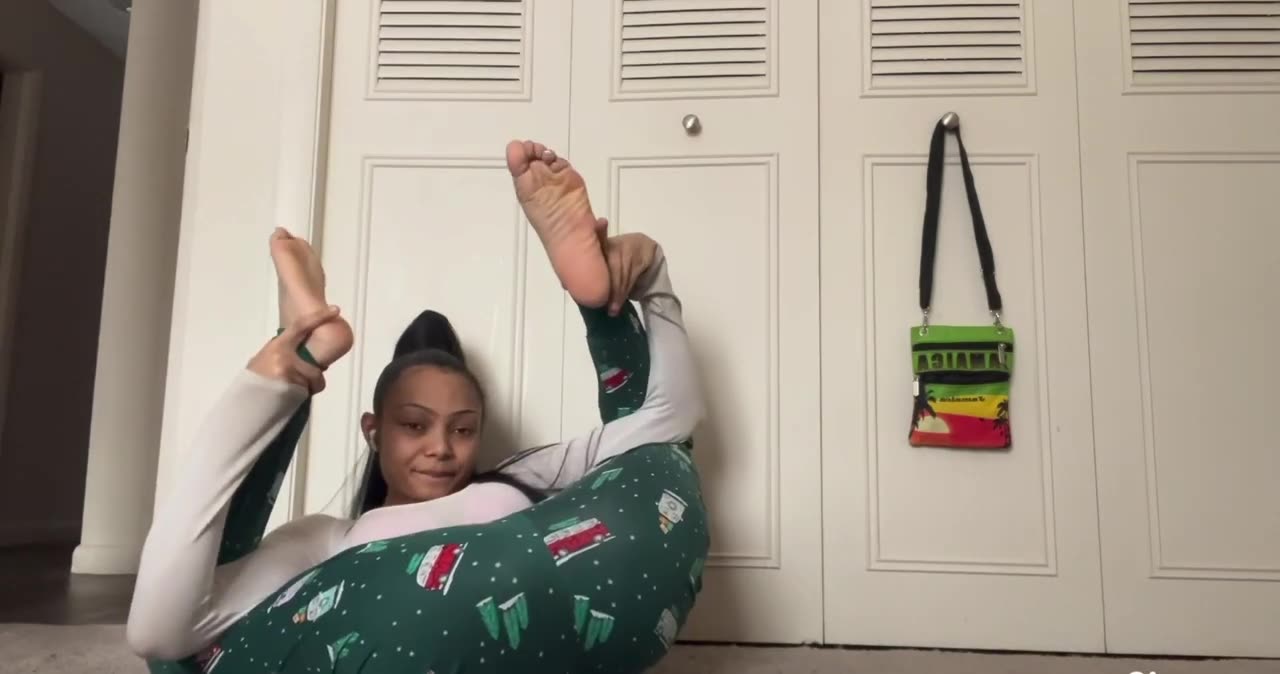 Imanii Bends - Fun Christmas Eve Yoga Time | Day 24 😊