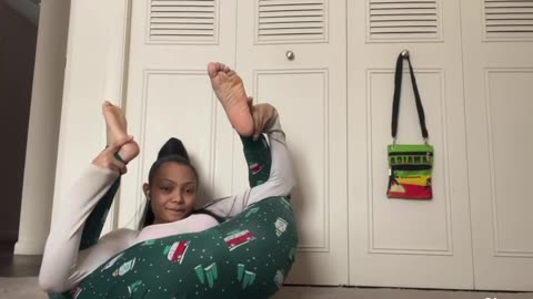 Imanii Bends - Fun Christmas Eve Yoga Time | Day 24 😊 
