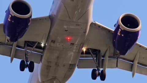 As longas faixas brancas atrás dos aviões não são fumaça