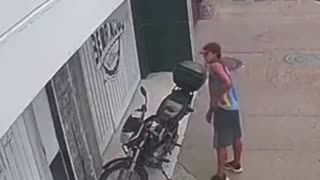 Video: motociclista dejó pegadas las llaves de su vehículo y un hombre se la llevó