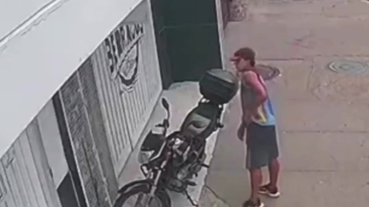 Video: motociclista dejó pegadas las llaves de su vehículo y un hombre se la llevó