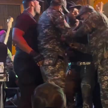 VIDEO: Bjan a DONATY de tarima la Policía