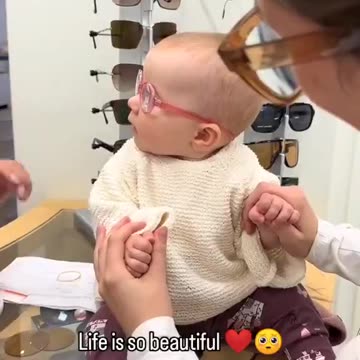 The priceless moment a baby sees the world clearly for the first time