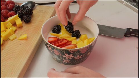 Preparing a bowl with yogurt and fruit Preparing a bowl with yogurt and fruit 🍓🍑