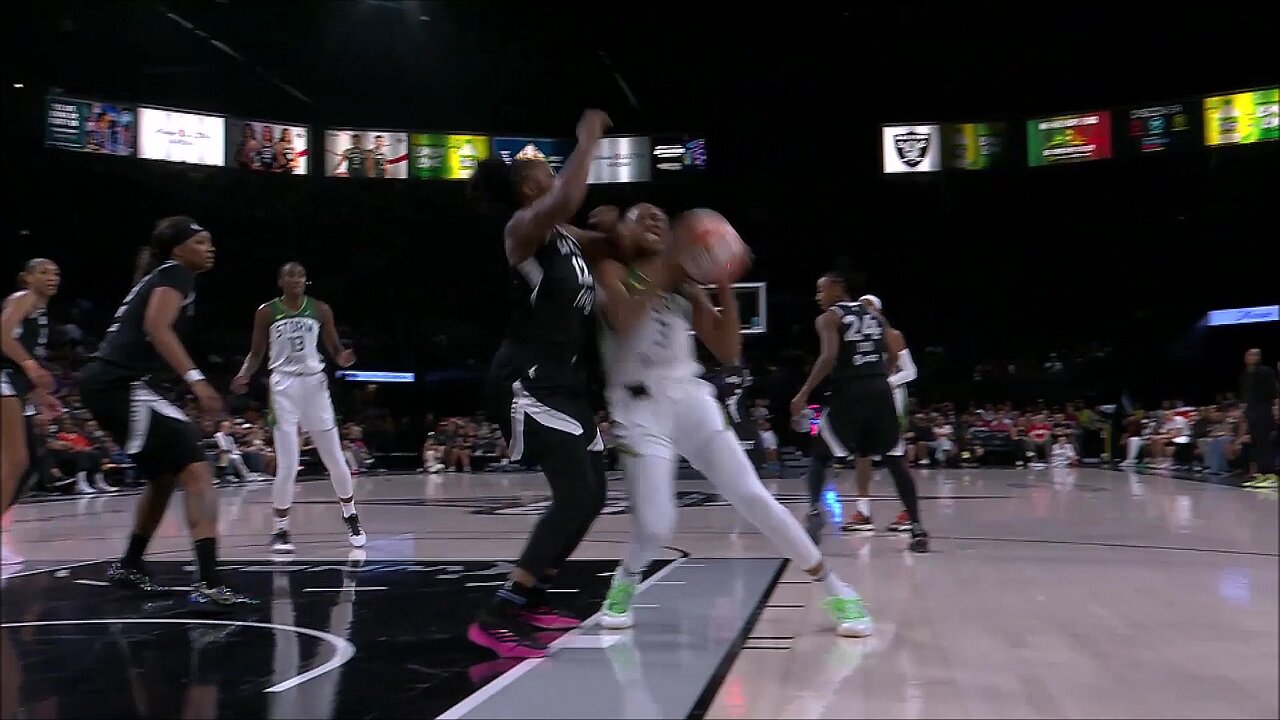 👀 Chelsea Gray SMACKS, then ELBOWS Nneka in the FACE in 3min span | WNBA women's basketball