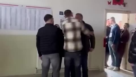Zgjedhjet në Kosovë/ Përleshje verbale mes votuesve në Zhegër, ndërhyn Policia